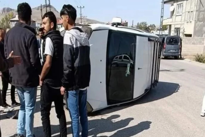 Van’da kamyonete çarpan minibüs yan yattı