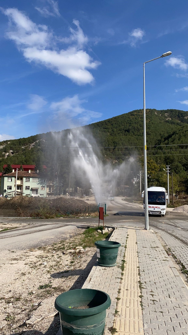 Doğalgaz çalışmasında su borusu patladı (2)