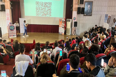 İzmir’de öğrencilere Erasmus+ fırsatları anlatıldı