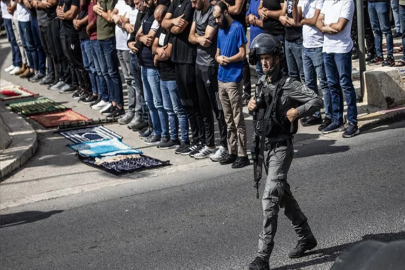 İsrail'in kısıtlamaları sebebiyle Filistinliler namaz kılamadı