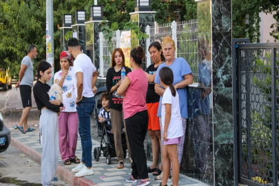 Antalya’da yangından yaşlı kadını kurtaran kurye dumandan etkilendi