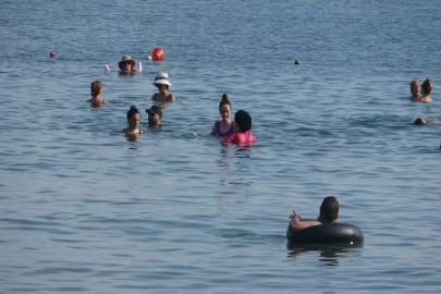 Antalya halkı ekim sonunda denizin tadını çıkardı