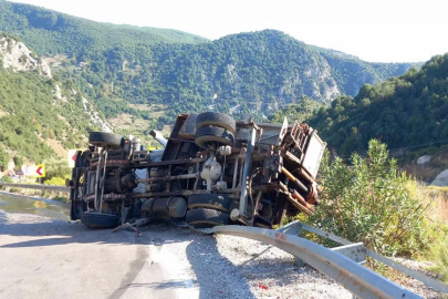 Sürücü direksiyon hakimiyetini kaybetti kamyon şarampole yuvarlandı