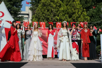 İzmir'de Anadolu Selçuklu döneminden Cumhuriyete konulu defile