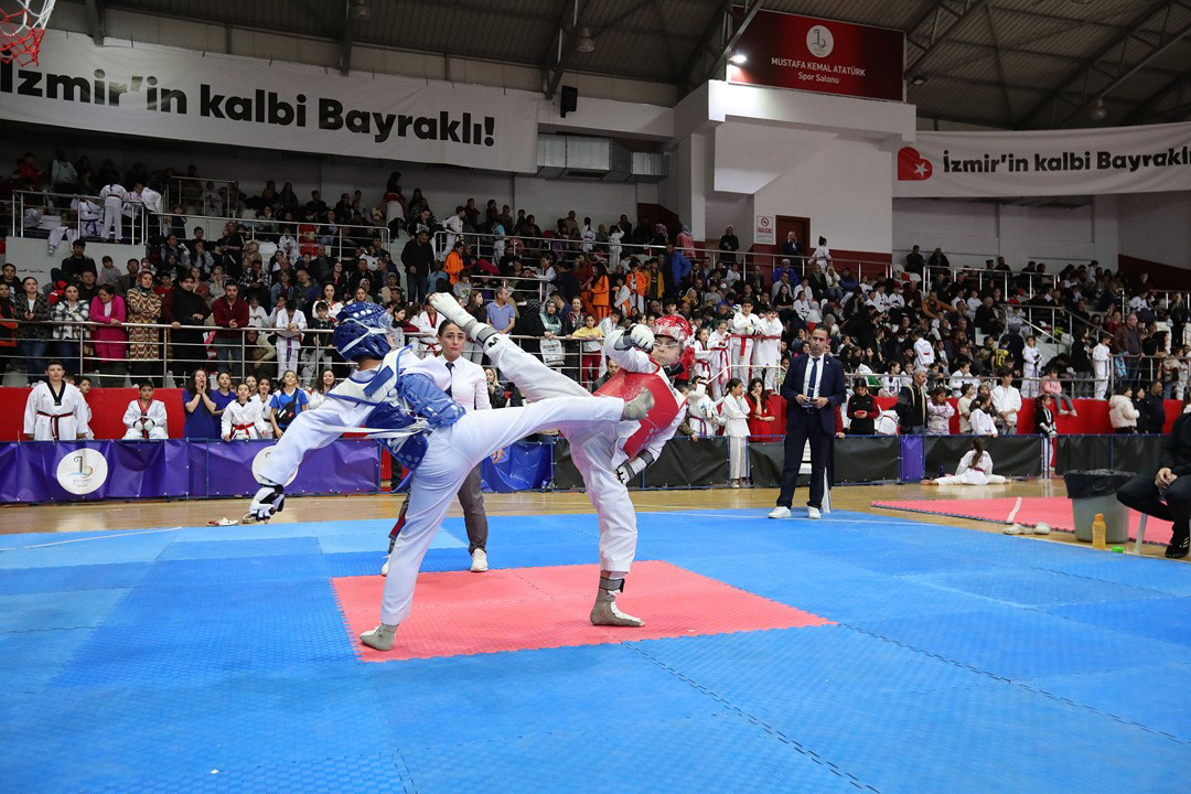 cumhuriyet-coskusu-bayraklida-sporla-basladi (1)