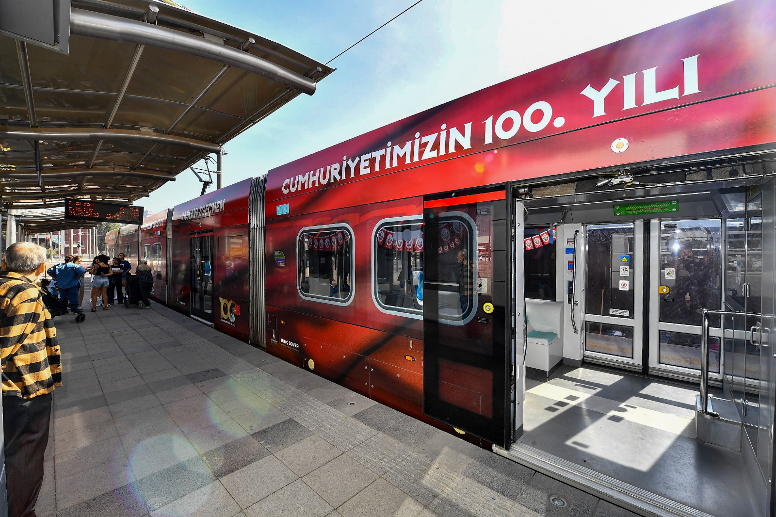 100-yila-ozel-tramvaylar-izmir-sokaklarinda (3)