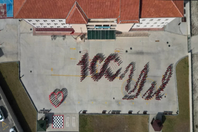 İzmir'de öğrencilerden 100. yıla özel koreografi