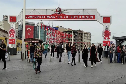 Taksim, Cumhuriyetin 100. yılı için Türk bayraklarıyla donatıldı