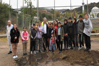 Bornova’da Cumhuriyetin 100. yılına 100 fidan