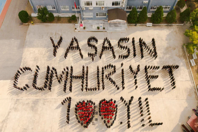 İzmir'de Yaşasın Cumhuriyet koreografisi