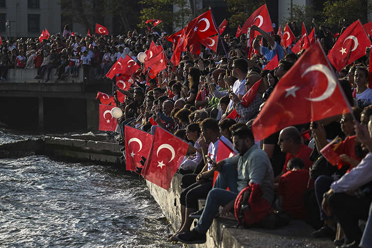 istanbulda-tarihi-gecit-toreni-turk-donanmasi-nefes-kesti (2)