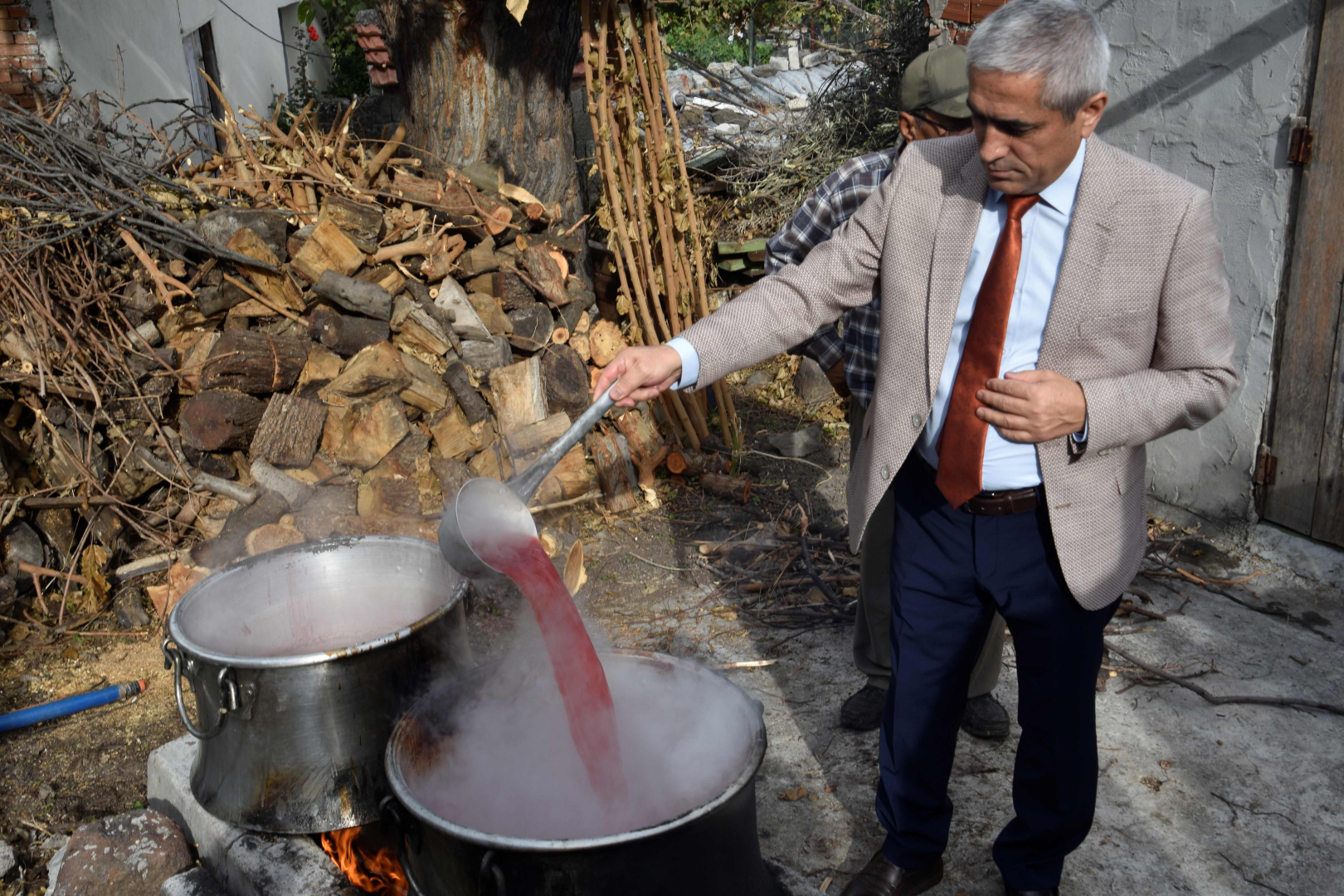 Aliağa ilçesinde, nar hasadı (3)