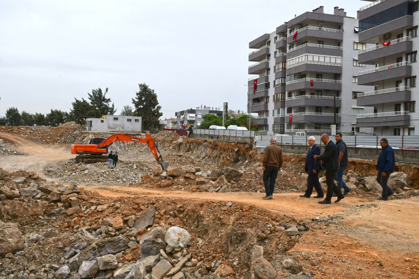 Başkan Selvitopu pazaryeri inşaatını denetledi (3)