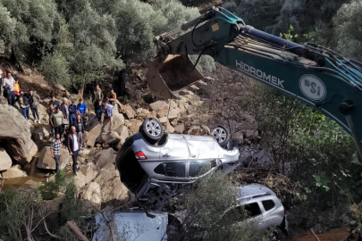 Aydın'da sele kapılan araçları kurtarma çalışması