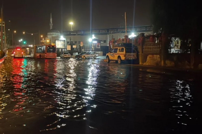 İzmir'de sağanak: Evleri ve iş yerlerini su bastı