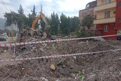 Hatay'da aynı enkazdan ikinci ceset çıktı