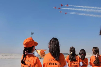 SOLOTÜRK ve Türk Yıldızları lösemili çocuklar için uçtu