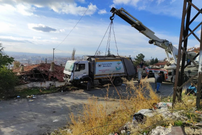 Ankara’da çöp kamyonu gecekondunun çatısına uçtu