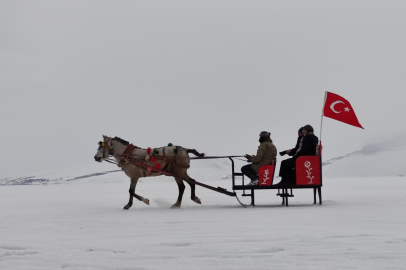 Çıldır Gölü buzla kaplandı: Atlı kızakla keyifli dakikalar yaşandı