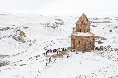 Beyaza bürünen Ani Ören Yeri ziyaretçilerini büyülüyor