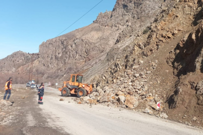 Tunceli-Erzincan karayolunda heyelan... Ekipler sevk edildi