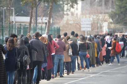 Üniversite mezunları fabrikada işe girmek için diplomalarını yırtıyor! Maaş farkı iyice eridi!