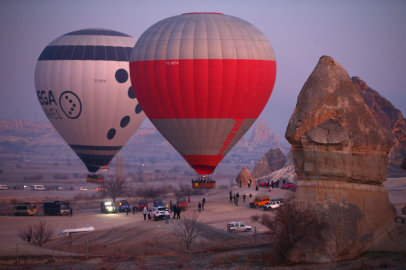 Pamukkale de balonlar turist yağmuruna tutuldu