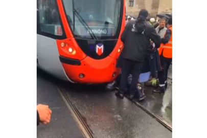 İstanbul'da feci kaza: Motosiklet sürücüsü tramvayın altında kaldı