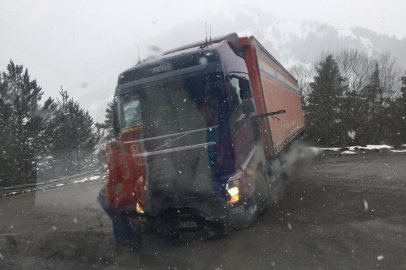 Ardahan'da virajı alamayan tır yolu kapattı