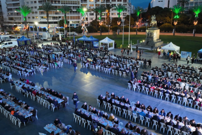 Izmir'de büyük iftar coşkusu: Binlerce kişi büyük iftar sofrasında buluştu