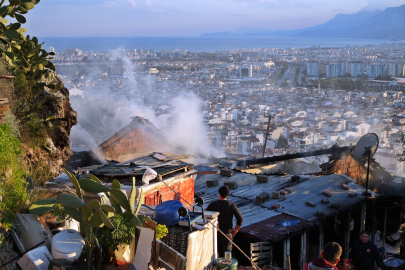 Antalya'da yaşlı çiftin evi küle döndü