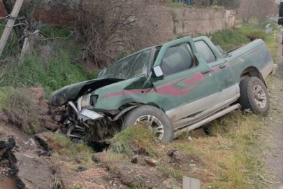 Manisa'da kaza: Kamyonet şarampole devrildi