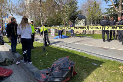 Otomobille çarpışan motosiklet yayalara çarptı: Ölü ve yaralılar var