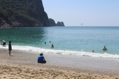 Antalya'da oyunu kullanan vatandaş plajlara akın etti