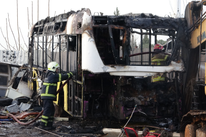 Bursa'da geri dönüşüm tesisinde yangın: 6 otobüs alev alev yandı