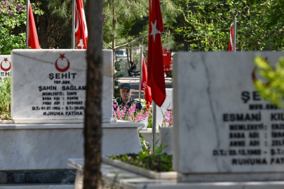 Şehit yakınları için buruk bayram: Evlatlarıyla bayramlaşmaya mezarlığa gittiler