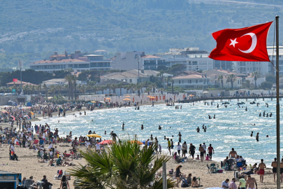 Bayram tatili ile deniz sezonu açıldı: Çeşme'de hareket var!