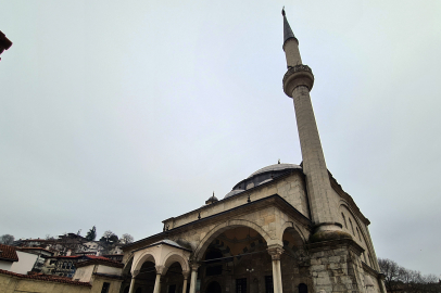 Minaresinin eğikliği ile asırlara meydan okuyan camiye büyük ilgi