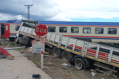 Afyonkarahisar’da faciadan dönüldü: Yolcu treni tır ile çarpıştı