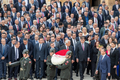 Başkan Tugay ve İzmir'in ilçe belediye başkanlarından Anıtkabir ziyareti