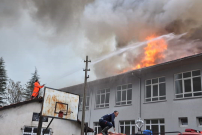 Isparta’da bir lisenin çatısı alev alev yandı