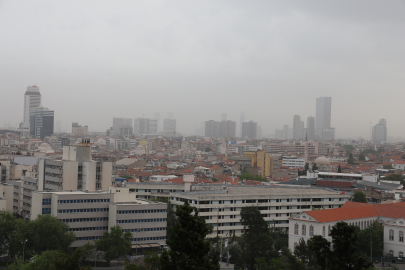 İzmir'de toz taşınımı etkisi sürüyor: Göz gözü görmüyor