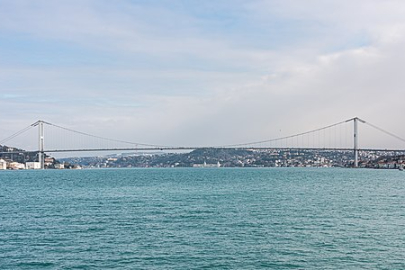 İstanbul Boğazı'nda yük gemisi karaya oturdu: Gemi trafiği geçici olarak durduruldu