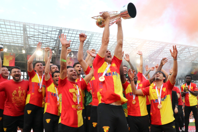 Göztepe'de şampiyonluk kupası havaya kalktı