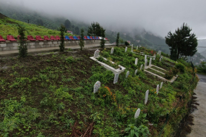 Trabzon'da bu mezarlığa giden kendisini stadyumda sanıyor