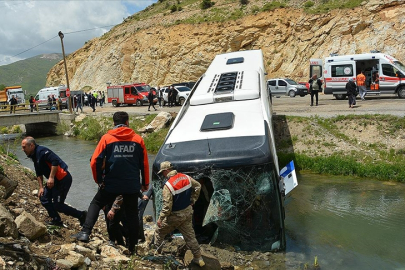 Bitlis'te yolcu otobüsü dereye düştü: Yaralılar var