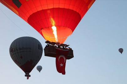 Kapadokya'da balonlara Türk bayrakları asıldı