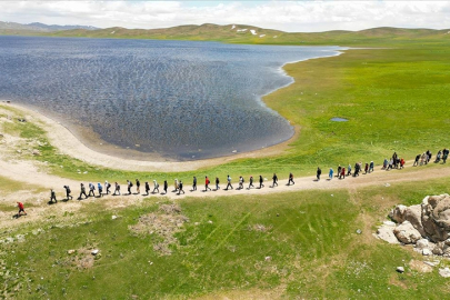 Van'ın doğa harikası Keşiş Gölü bölgesinde doğa yürüyüşü