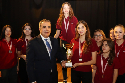 Karabağlar'da spor müsabakalarında ödül alan öğrenciler ödüllendirildi