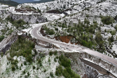 Gümüşhane yeniden kışa döndü: Pekün Dağı beyaz örtüyle kaplandı